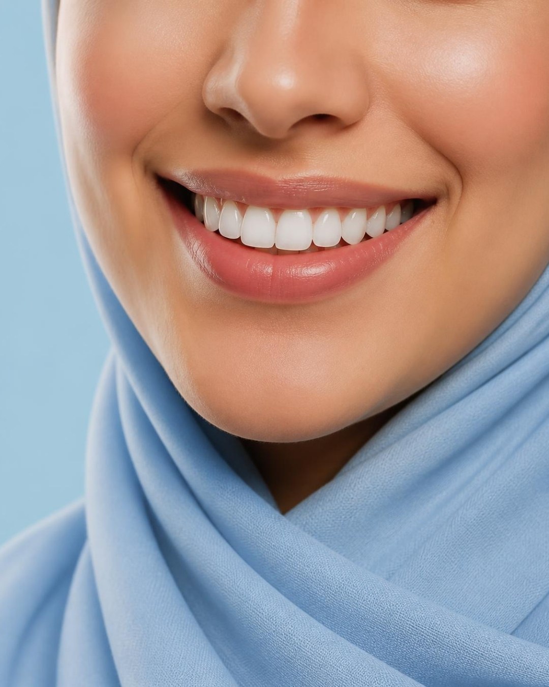 ابتسامة طبيعية بأسنان بيضاء